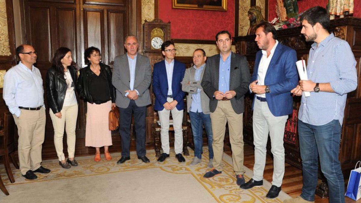 Los concejales Mar Arnaiz, Óscar González, Daniel de la Rosa y David Jurado con sus homólogos vallisoletanos.-ECB