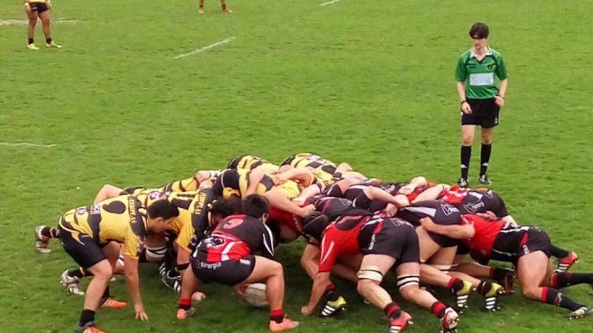Imagen de una de las melés que se vivieron ayer en el campo del Zarautz.-@zarautzrugby