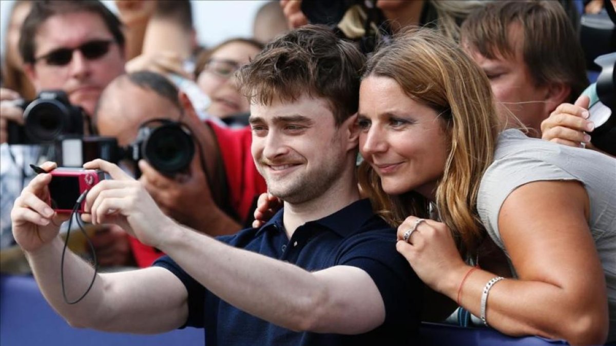 El actor Daniel Radcliffe, el pasado día 10 en el festival de Deauville, con una fan.-AFP / CHARLY TRIBALLEAU