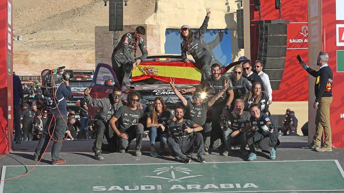 Cristina Gutiérrez celebra junto a su equipo el resultado conseguido en la edición 2020 del Dakar-ECB