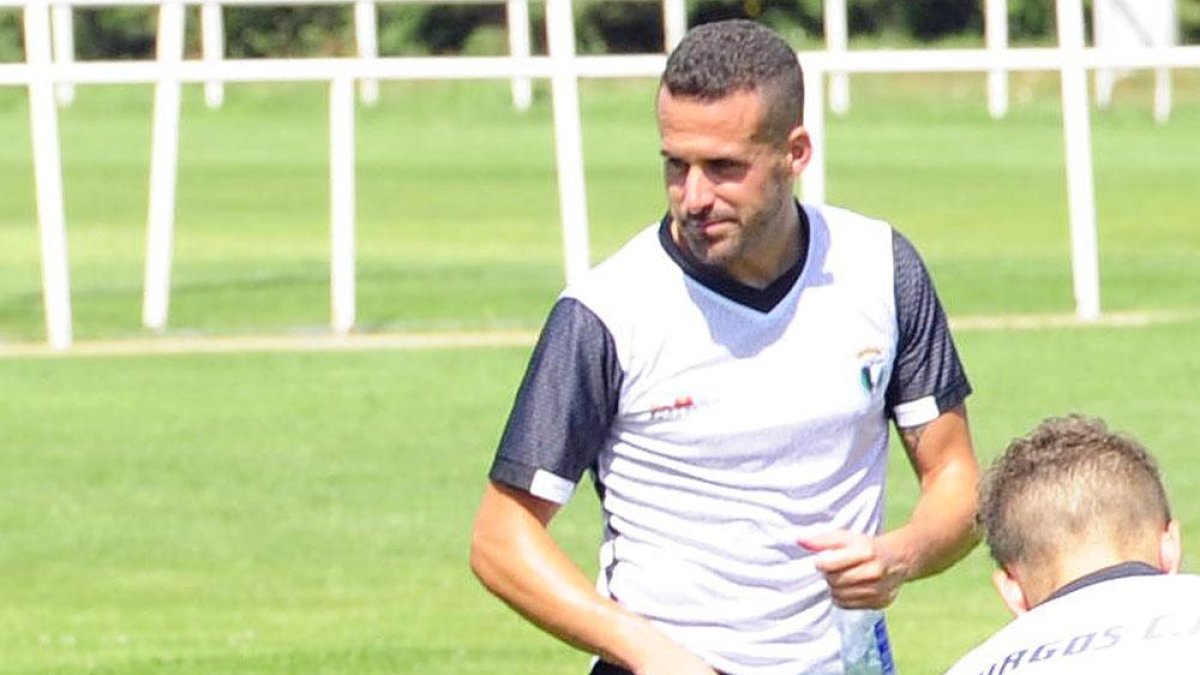 Asier Goti estira en una sesión de entrenamiento en Pallafría.-ISRAEL L. MURILLO