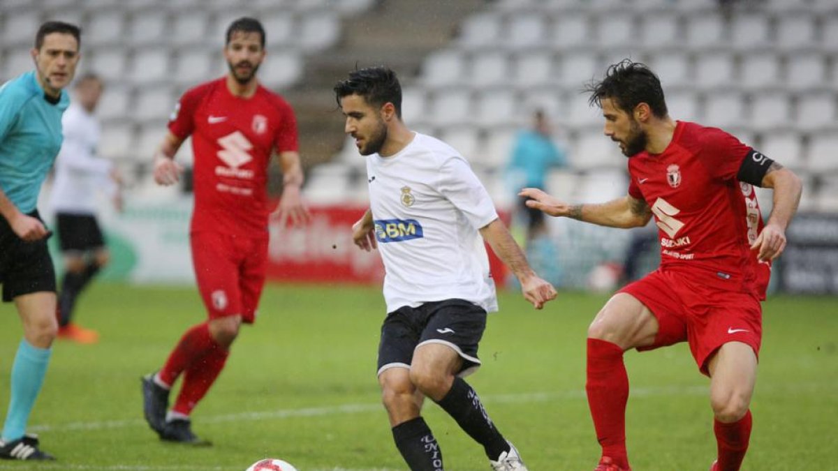 Andrés presiona a uno de los jugadores del Real Unión durante el partido de ayer.-F. DE LA HERA