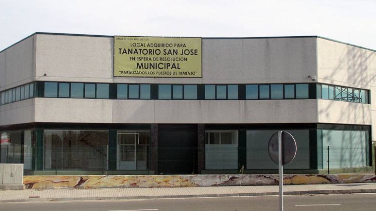 Instalaciones donde Funeraria San José quiere abrir su tanatorio.-E. M.