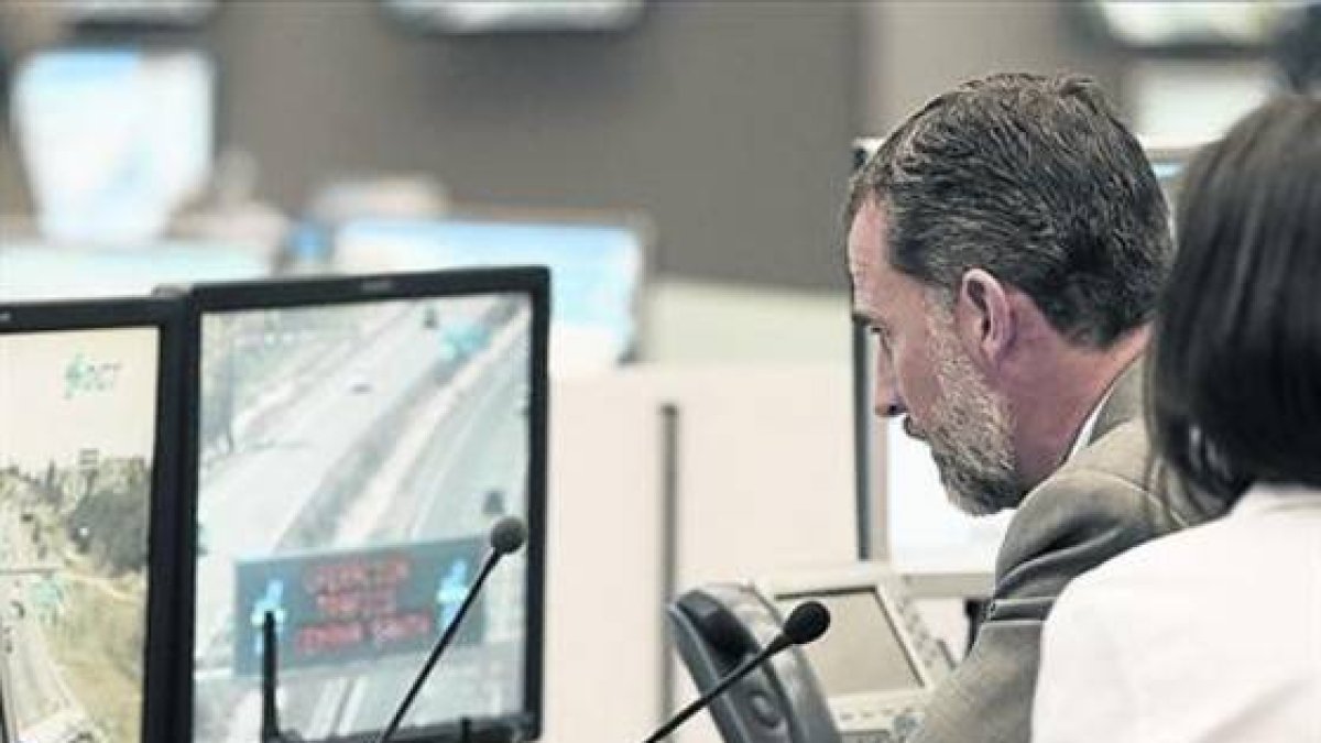 Felipe, ayer, ante una pantalla de control de la sede central de la Dirección General de Tráfico, en Madrid.-EFE