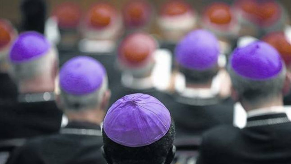 Obispos y cardenales, en el sínodo de la familia, en el Vaticano.-Foto: AP / GREGORIO BORGIA