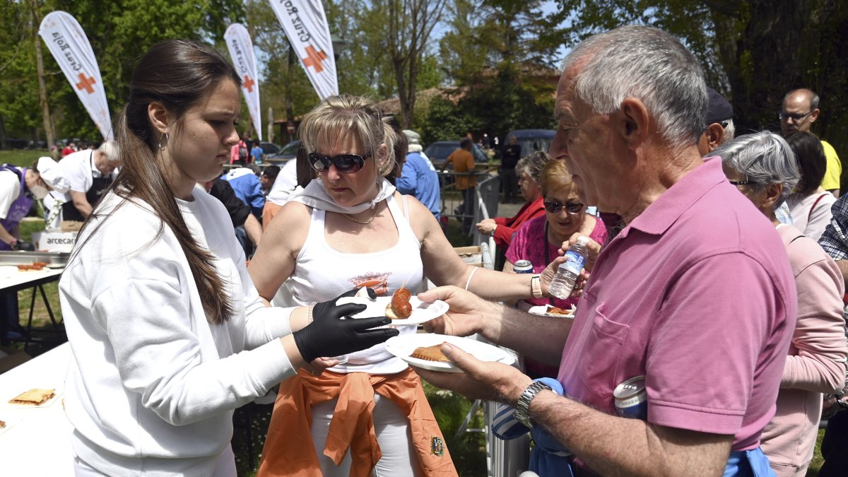 La entidad celebró una venta solidaria de pinchos. SANTI OTERO