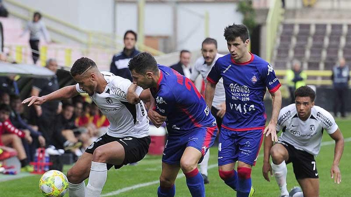 Marcelo protege el balón en el choque de la semana pasada ante el Amorebieta.-ISRAEL L. MURILLO