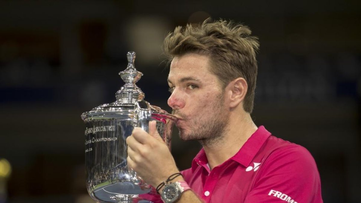 Stan Wawrinka besa el trofeo de ganador del Abierto de EEUU.-USA TODAY