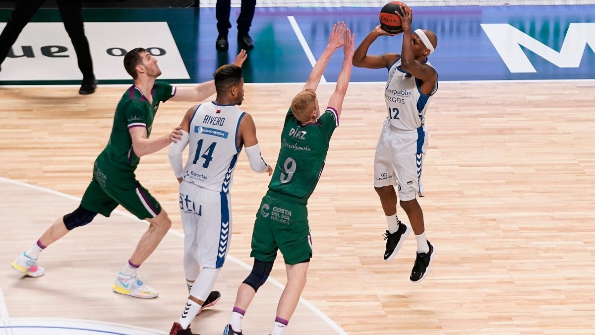 McFadden lanza a canasta en el encuentro del pasado sábado en Mállaga. ACB PHOTO / M. POZO