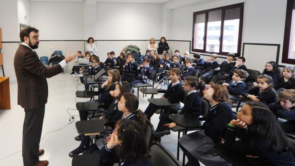 El empresario Julián Alonso, durante la charla que impartió en Concepcionistas.-ISRAEL L. MURILLO