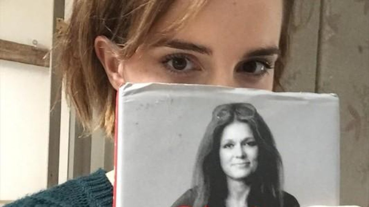 Emma Watson, con el primer libro que ha recomendado en su flamante club de lectura feminista.-TWITTER