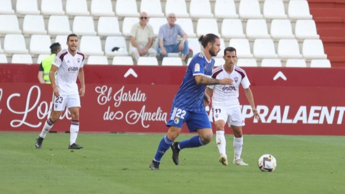 Mumo busca soluciones en el Carlos Belmonte, ante la mirada de su excompañero Álvaro Rodríguez (23) y Rubén Martínez (11). LALIGA
