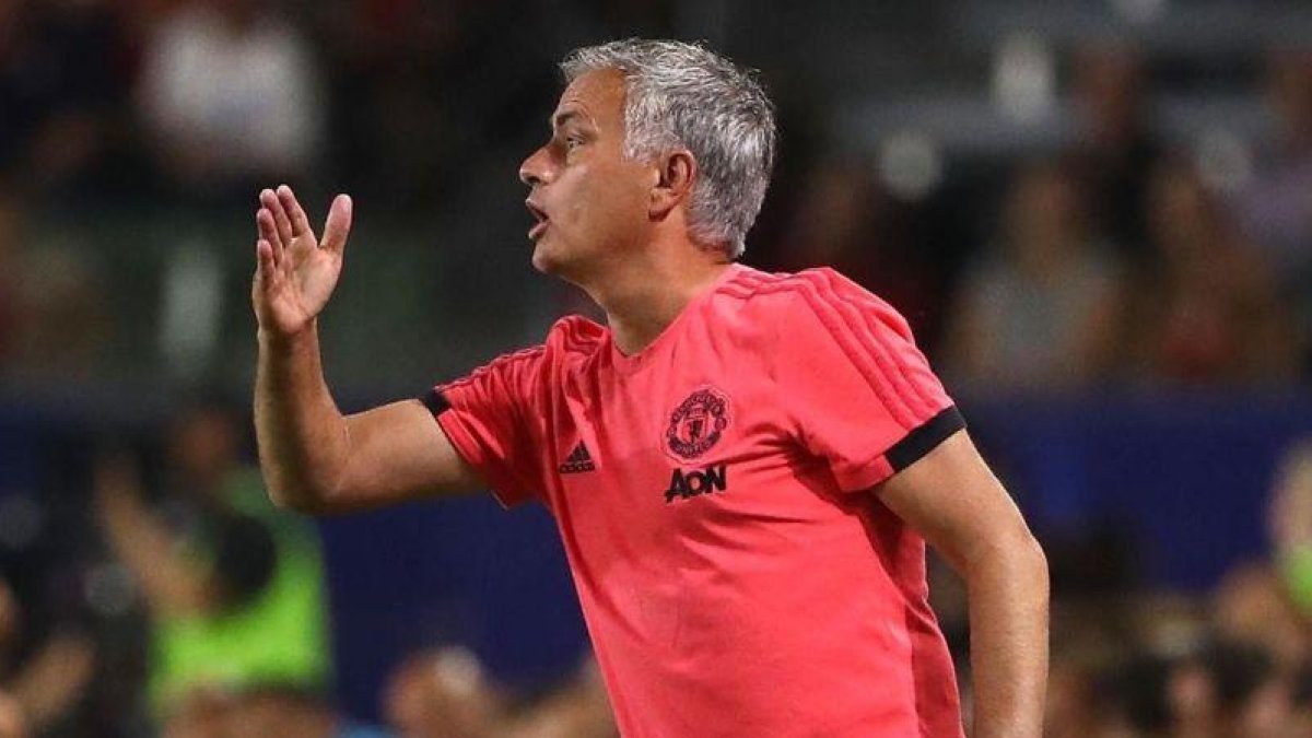 Mourinho da instrucciones durante el partido contra el Liverpool.-AFP / VICTOR DECOLONGON