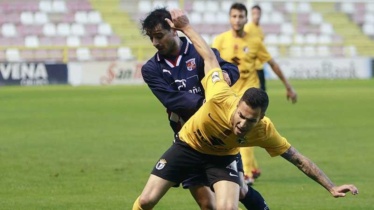 El atacante canario del Burgos CF Armiche protege un balón ante un jugador de la selección regional-Raúl G. Ochoa