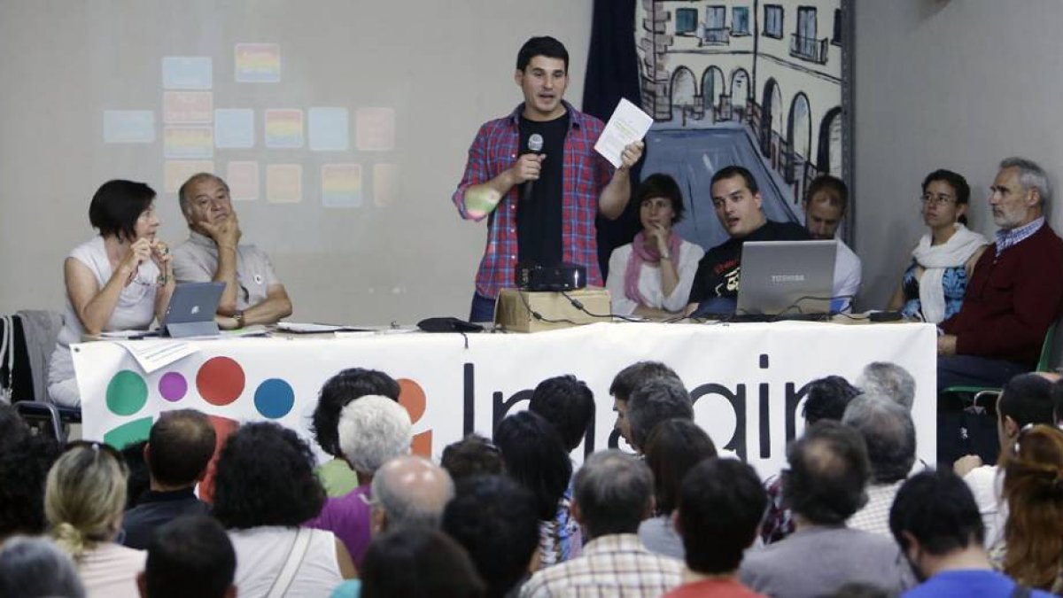 Numerosos simpatizantes acudieron a la asamblea celebrada ayer.-RAÚL G. OCHOA