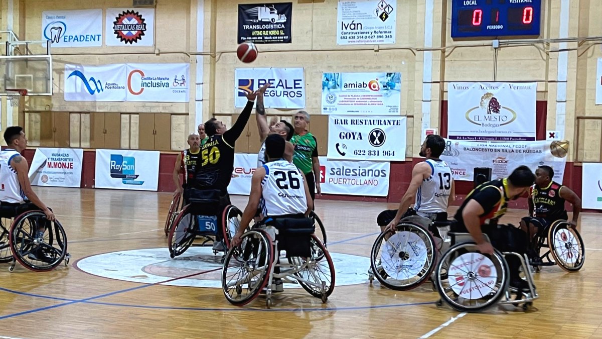 Salto inicial del partido. SERVIGEST