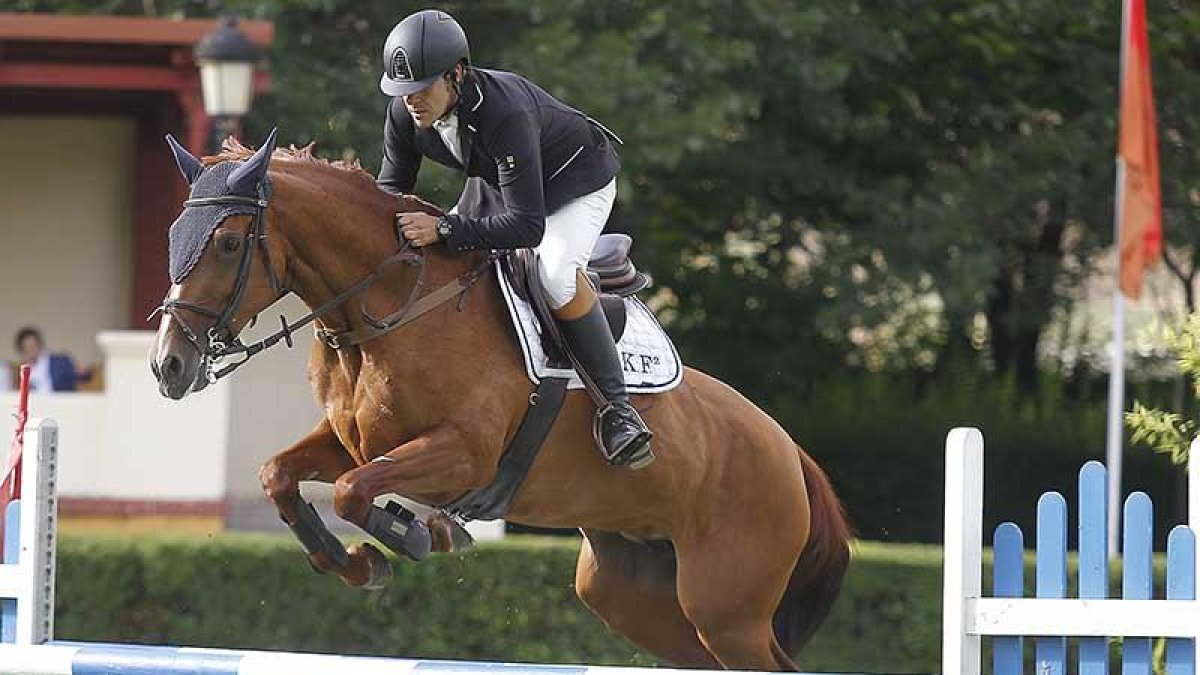Un jinete salva uno de los obstáculos durante el recorrido diseñado en La Deportiva.-SANTI OTERO