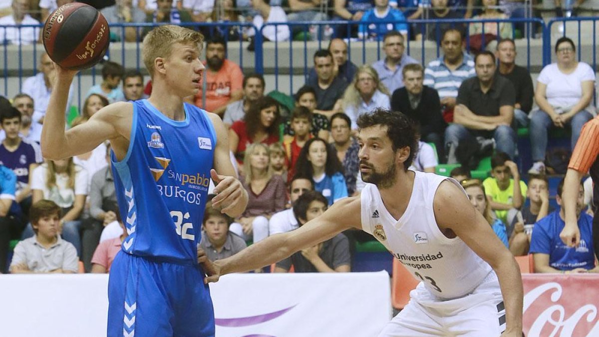 Jaramaz busca línea de pase ante la defensa de Sergio Llull.-RAÚL OCHOA