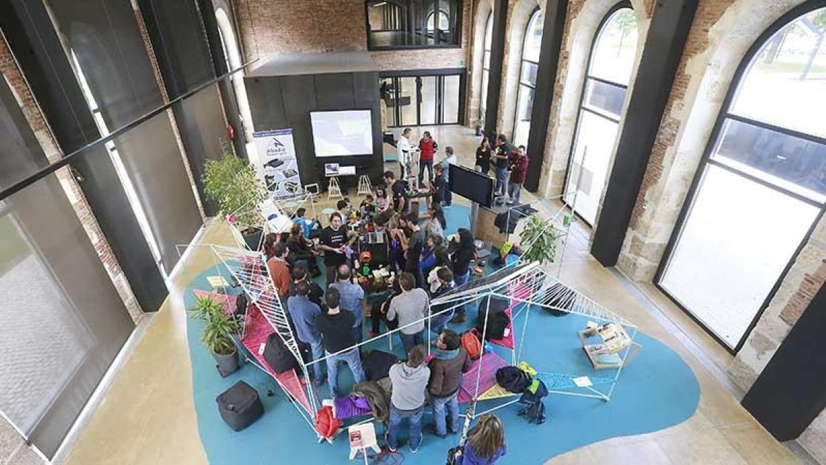 Varias personas participan en un taller de impresión 3D desarrollado por la Comunidad Maker de Burgos.-RAÚL G. OCHOA