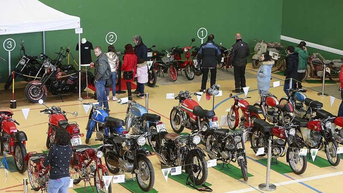 119 motocicletas se expusieron en esta muestra, ubicada en el polideportivo de Villariezo.-RAÚL G. OCHOA