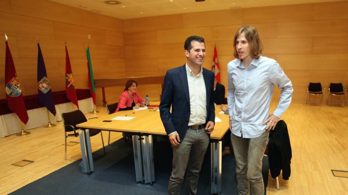 Reunión de las delegaciones de PSOE y Podemos, encabezadas por sus secretarios autonómicos, Luis Tudanca y Pablo Fernández-Ical