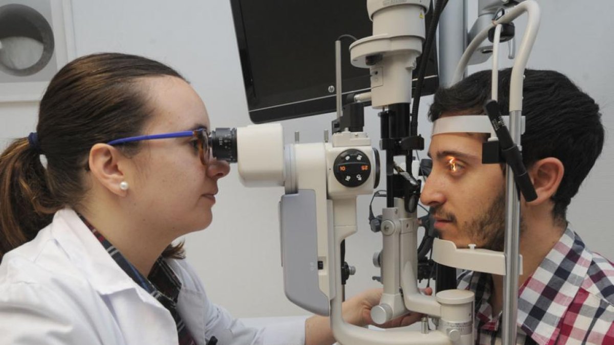 Una doctora del servicio de Oftalmología revisa a un paciente en el Hospital Universitario de Burgos.-ISRAEL L. MURILLO