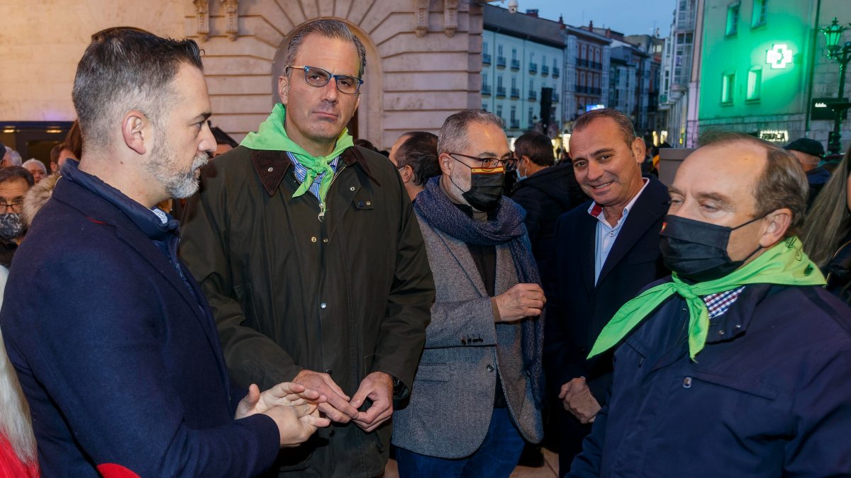Ortega Smith, junto a miembros de Vox Burgos, en la manifestación para exigir la reaprtura del tren Directo. SANTI OTERO