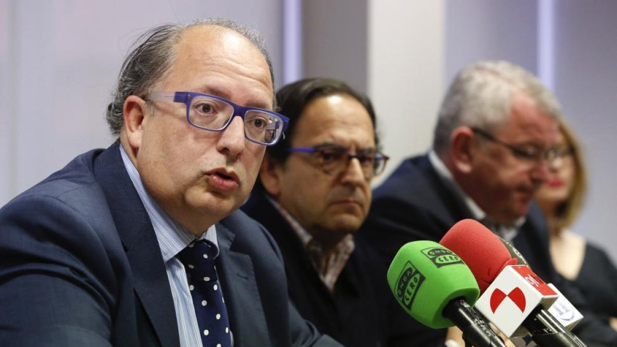 Los parlamentarios del Partido Popular por León, Eduardo Fernández y Luis Aznar, informan en rueda de prensa sobre el acuerdo en materia de ayudas a la minería del carbón-ICAL