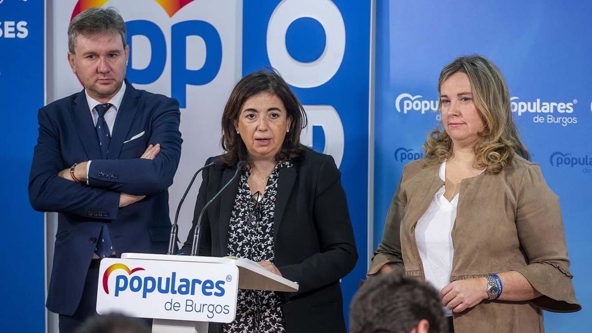 Lacalle y Ayala flanquean a Sandra Moneo. SANTI OTERO
