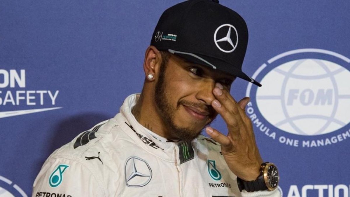 Lewis Hamilton, tras ganar la pole position de Bahrein.-
