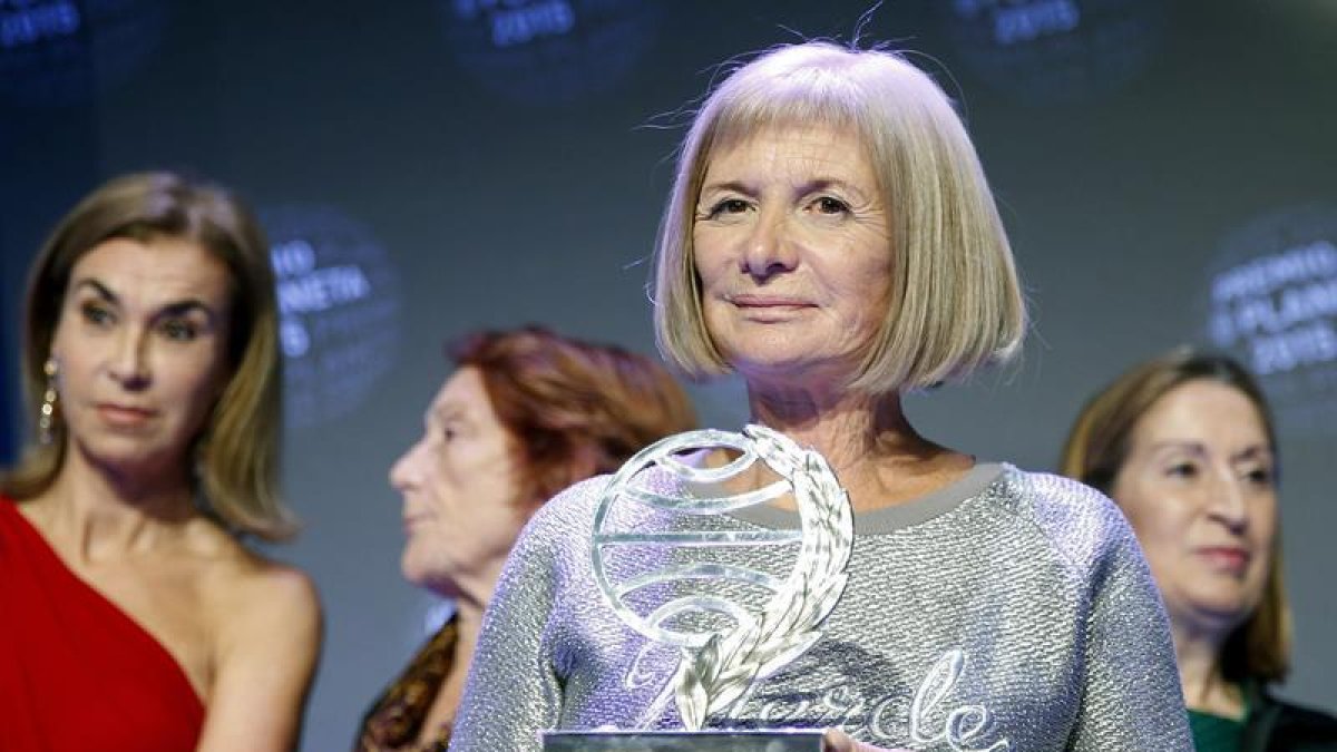 La escritora manchega Alicia Giménez-Bartlett (d) posa con el Premio Planeta, dotado con 601.000 euros, por su novela