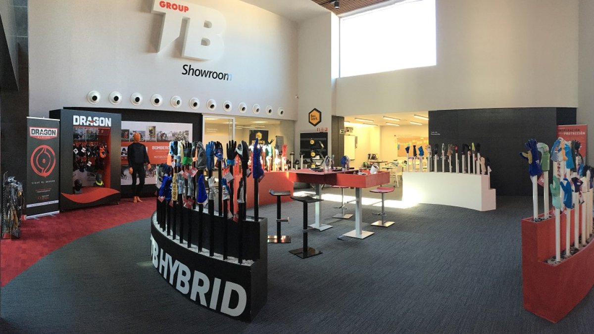 Zona de exposición de las variedades de guantes que fabrican. ECB