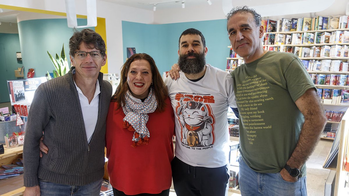 De i. a d., Álvaro Manso, Sonia Alonso, Álvaro Pereña y Guillermo Ruiz-Rozas, dos de los socios y dos de los libreros de Música yDeportes. SANTI OTERO