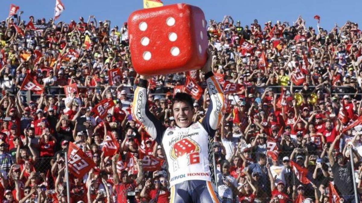 Marc Márquez celebró así su sexto título mundial, en Cheste (Valencia), el pasado mes de noviembre.-MIGUEL LORENZO