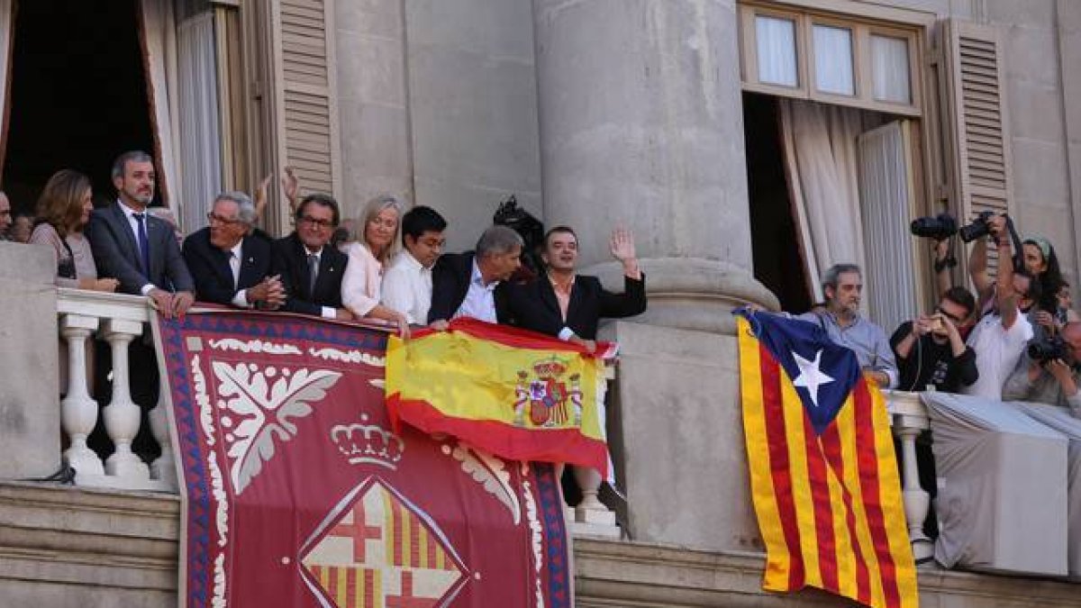 Alberto Fernández Díaz sostiene la bandera española, junto a Alfred Bosch, con la 'estelada'.-DANNY CAMINAL