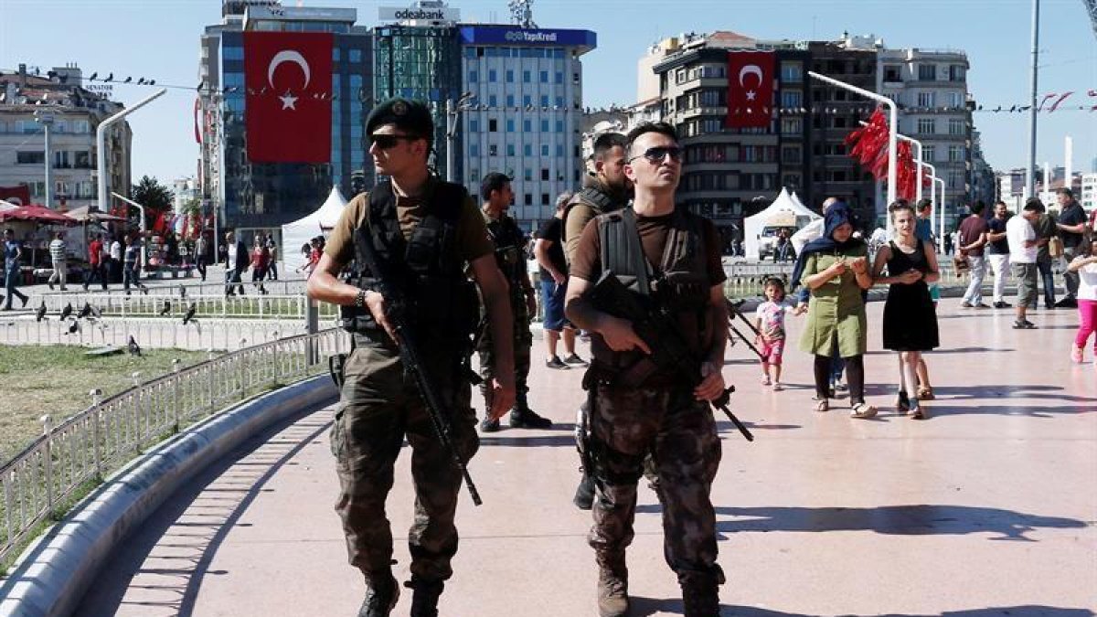 Miembros de las unidades especiales turcas (SWAT) hacen guardia en la plaza de Taksim de Estambul, Turquía, hoy.-EFE/Sedat Suna