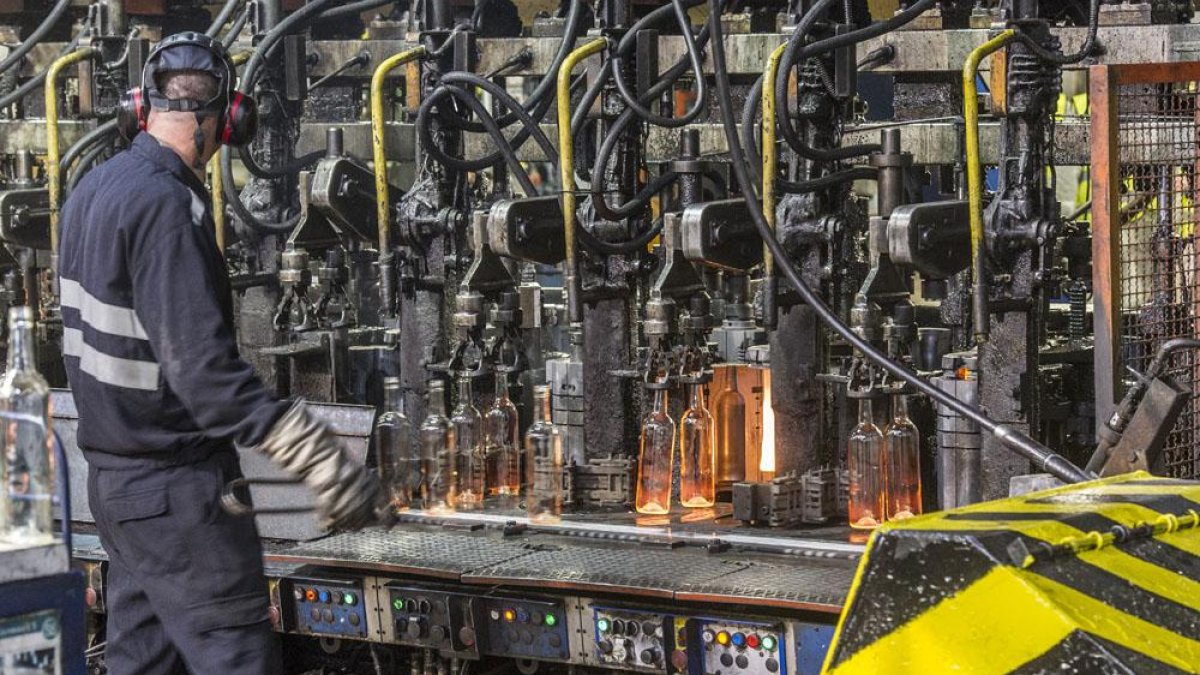 Uno de los operarios de la fábrica realizando ayer su trabajo mientras se procedía a inaugurar el nuevo horno de la planta de Gamonal.-ISRAEL L, MURILLO