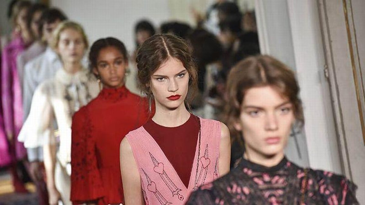 Valentino presenta en París su colección para la próxima primavera.-AP / ATLAS
