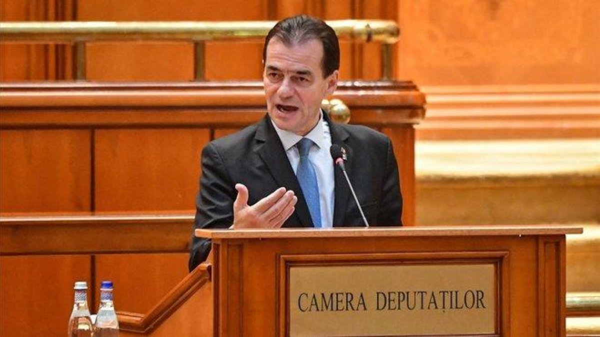 El nuevo primer ministro de Rumanía, Ludovic Orban, se dirige al Parlamento durante su investidura este lunes.-DANIEL MIHAILESCU (AFP)