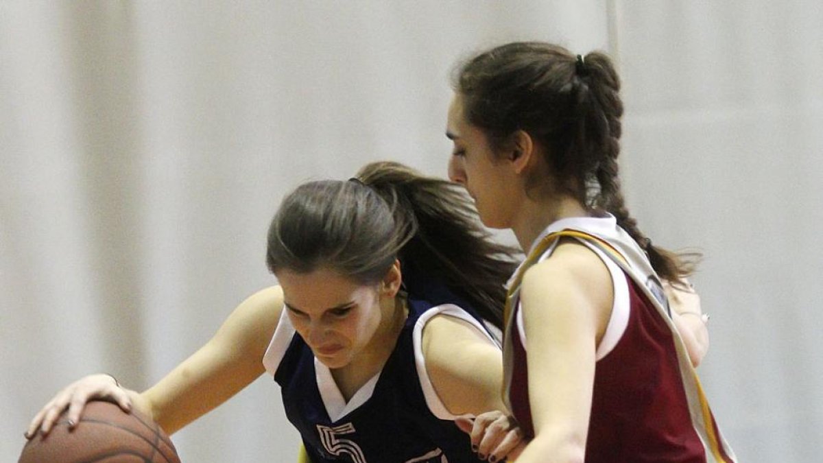 Imagen de un partido de baloncesto femenino en el Talamillo-Santi Otero