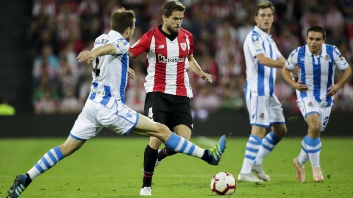 Iñigo Martínez se interna entre la defensa de la Real Sociedad.-EL PERIÓDICO