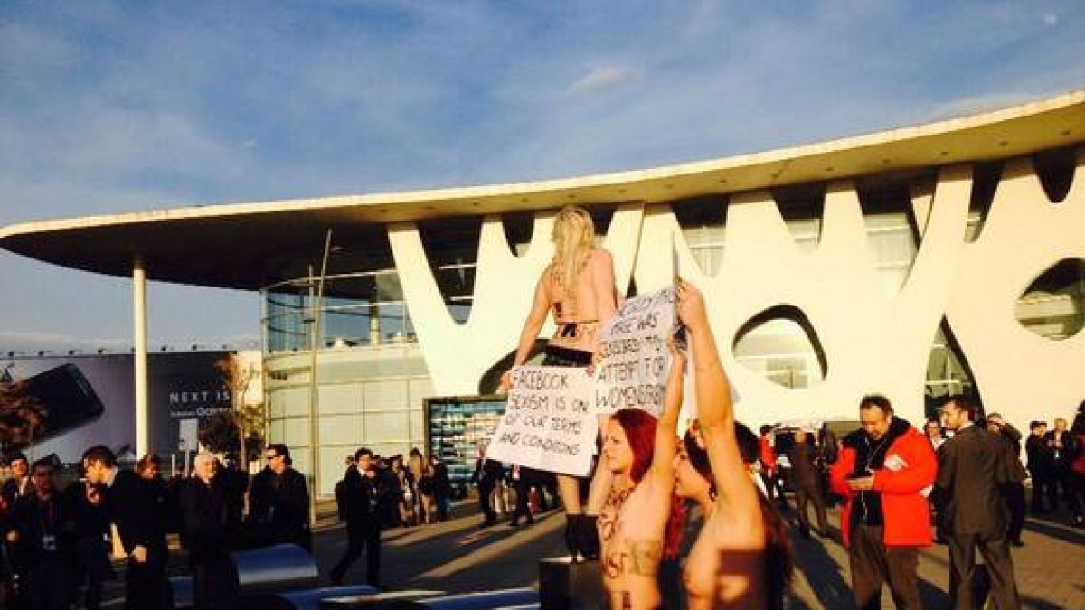 Protesta de las mujeres de Femen a las puertas del Mobile World Congress, este lunes.-Foto: CARLES GONZALEZ I NOGUERAS