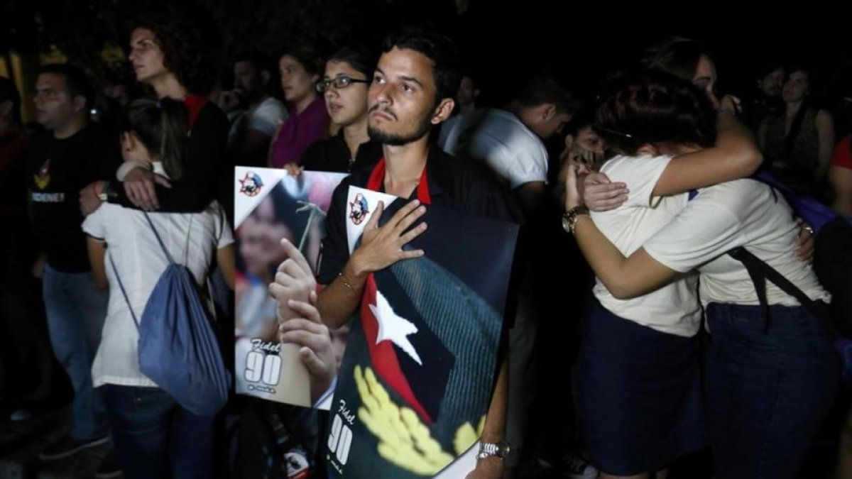 Estudiantes universitarios de La Habana siguen los funerales de Fidel Castro en Santiago por televisión.-REUTERS