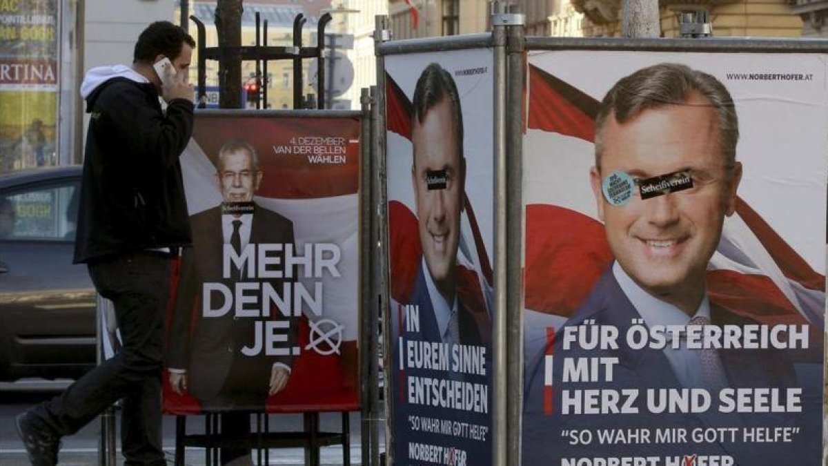 Propaganda electoral en Austria. A la izquierda Van der Bellen y a la derecha Hofer.-AP / Ronald Zak