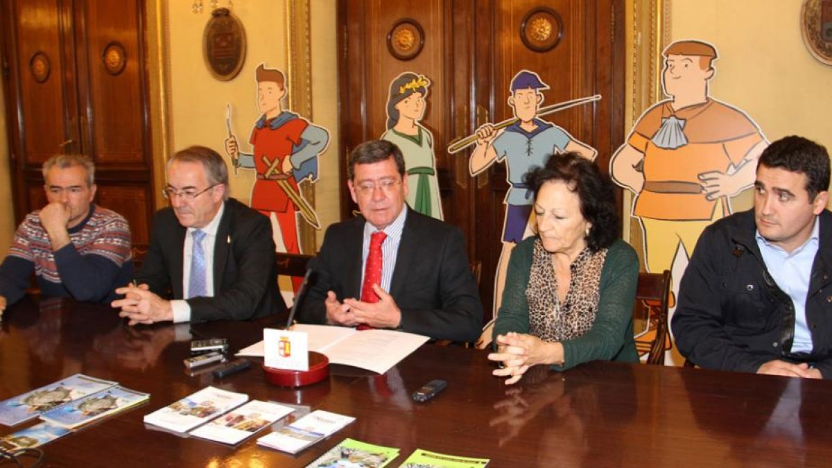 El presidente provincial (centro) acompañado de representantes de las cuatro villas participantes en el proyecto.-ECB