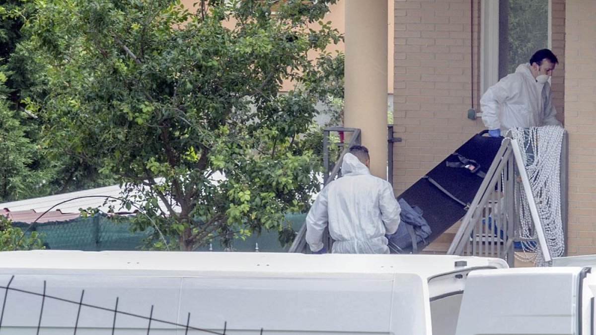 Efectivos de la Policía Judicial de la Guardia Civil inspeccionan la vivienda en busca de pruebas.-ISRAEL L. MURILLO