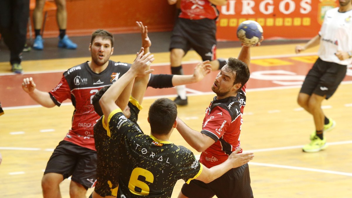 Lance de un partido disputado esta temporada en El Plantío. SANTI OTERO
