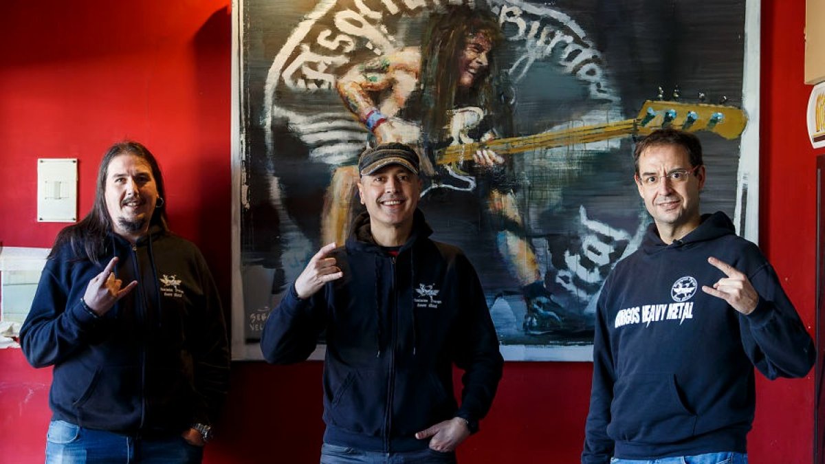 Gonzalo Navazo, Augusto Martínez e Íñigo Ortúñez, de la Asociación Heavy Metal Burgos, junto a un cuadro del pintor Sebas Velasco. SANTI OTERO