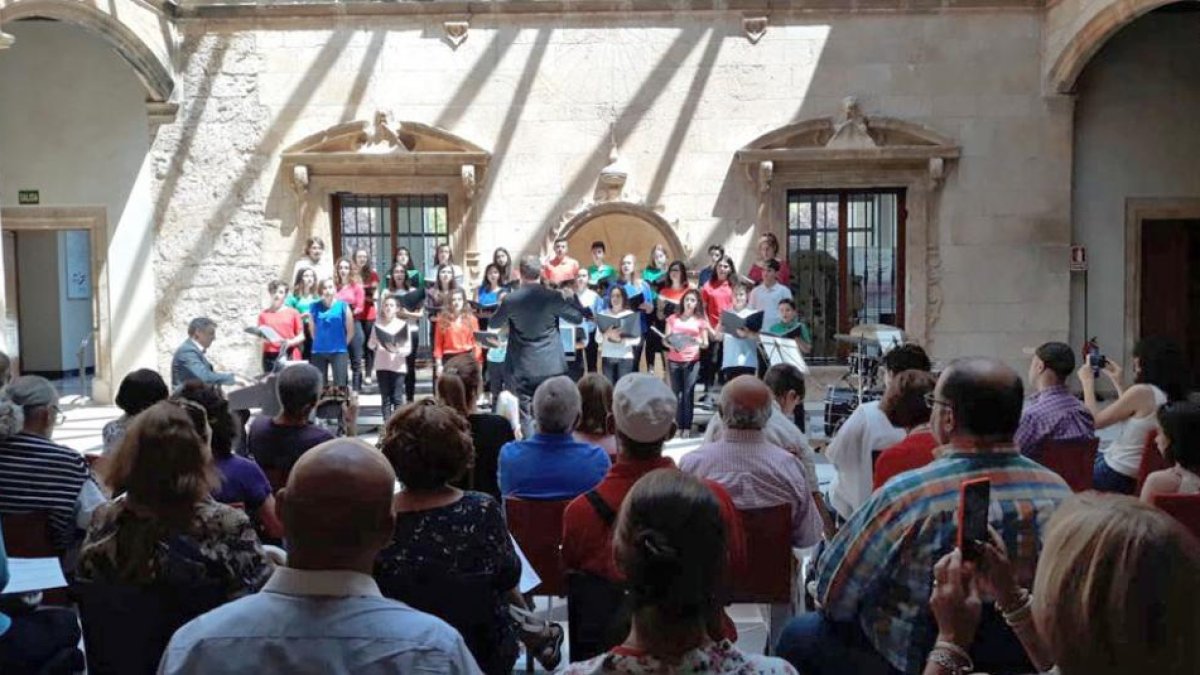 Jóvenes del Orfeón Murciano Fernández Caballero en un momento de su concierto en el Palacio de Saldañuela.-ECB