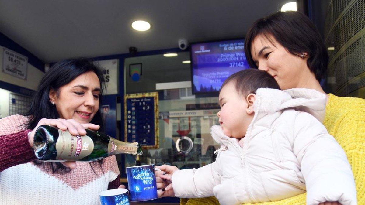 Las resposanbles de la administración de Miranda brindan por el premio.-ICAL